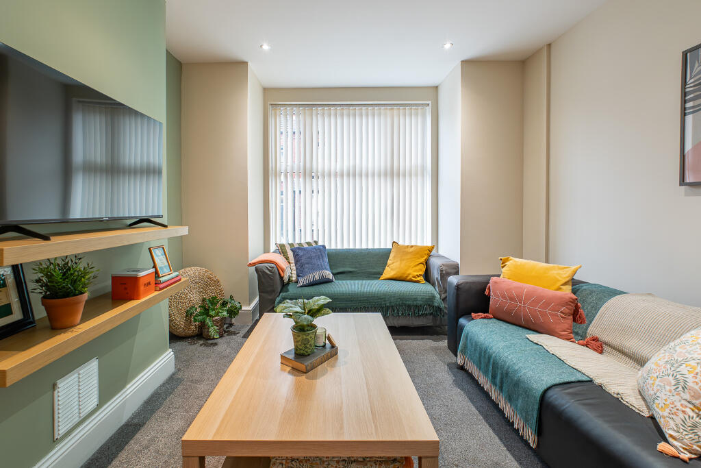 5 bed Mid Terraced House for rent in Leeds. From Pickard Leeds Limited - Leeds