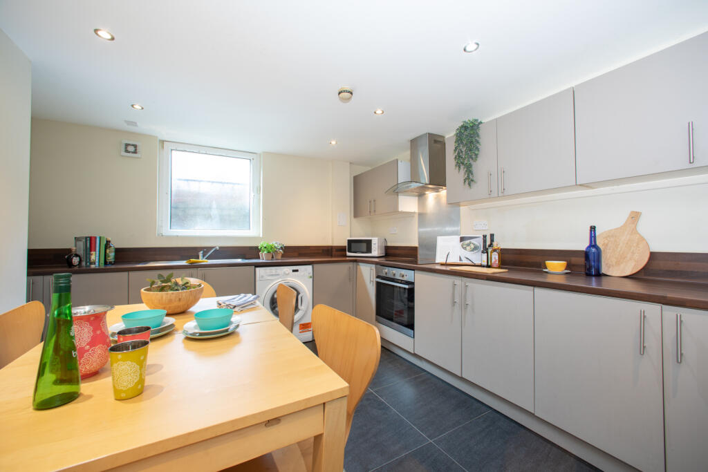 6 bed Mid Terraced House for rent in Leeds. From Pickard Leeds Limited - Leeds