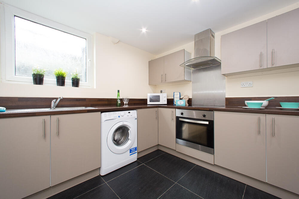 6 bed Mid Terraced House for rent in Leeds. From Pickard Leeds Limited - Leeds