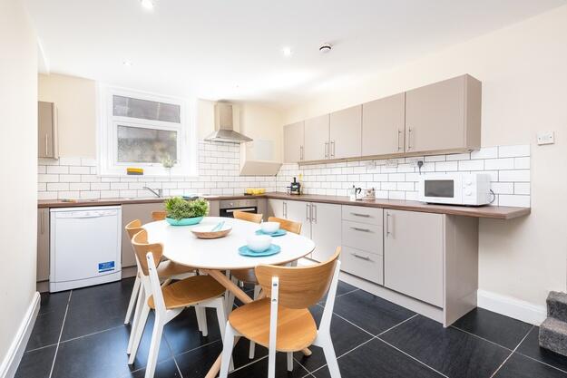 6 bed Mid Terraced House for rent in Leeds. From Pickard Leeds Limited - Leeds