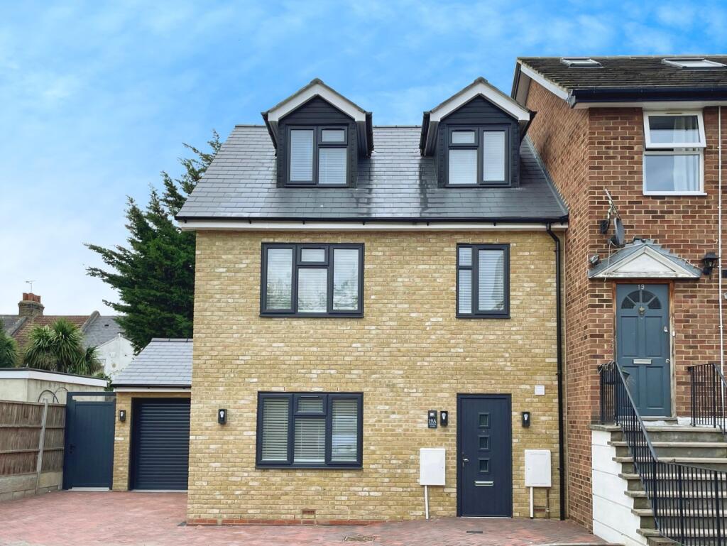 4 bed End of Terrace for rent in London. From Reeds Rains - Plaistow