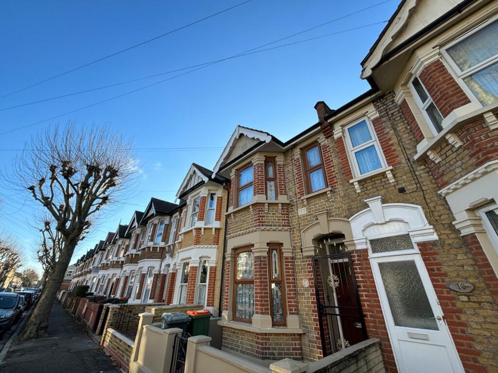 3 bed Mid Terraced House for rent in London. From Reeds Rains - Plaistow