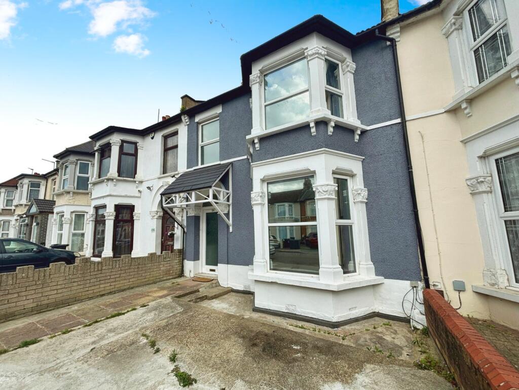 4 bed Mid Terraced House for rent in Ilford. From Reeds Rains - Plaistow