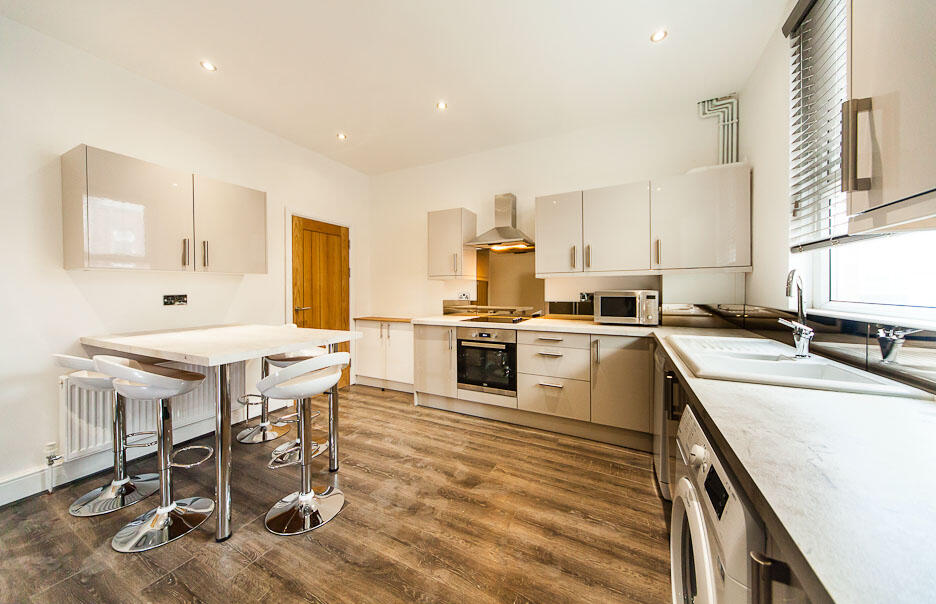 6 bed Mid Terraced House for rent in Leeds. From sbliving - Leeds
