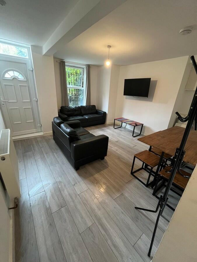 6 bed Mid Terraced House for rent in Leeds. From sbliving - Leeds