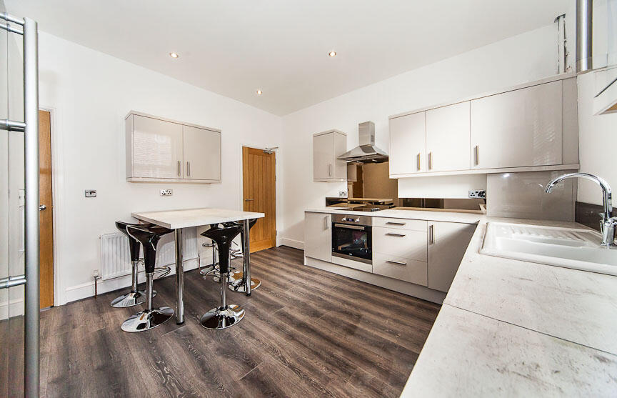6 bed Mid Terraced House for rent in Leeds. From sbliving - Leeds