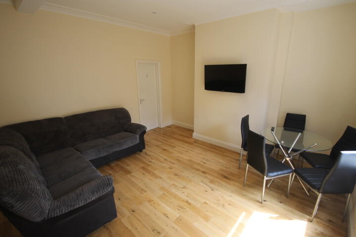 6 bed Mid Terraced House for rent in Leeds. From sbliving - Leeds