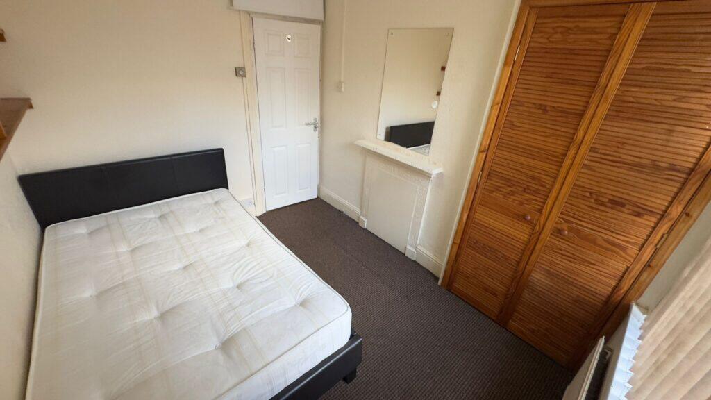 5 bed House Share for rent in Leeds. From sbliving - Leeds