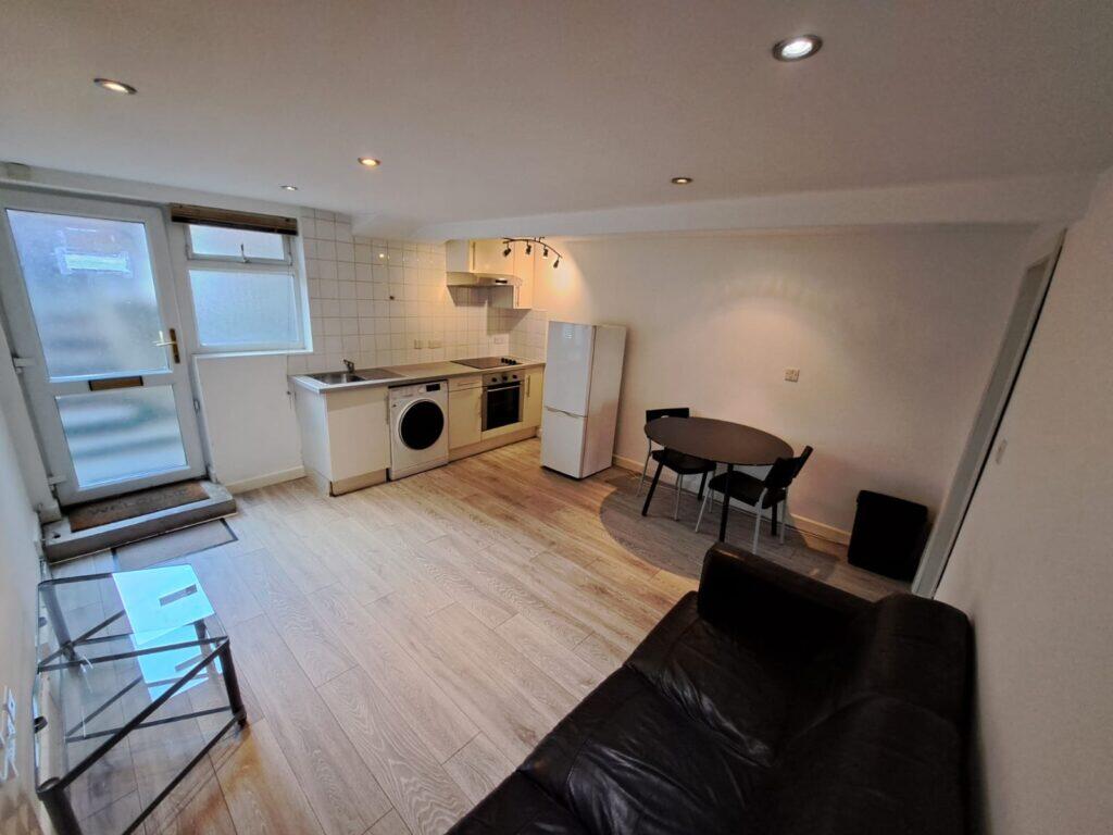 1 bed 1st Floor Flat for rent in Leeds. From sbliving - Leeds