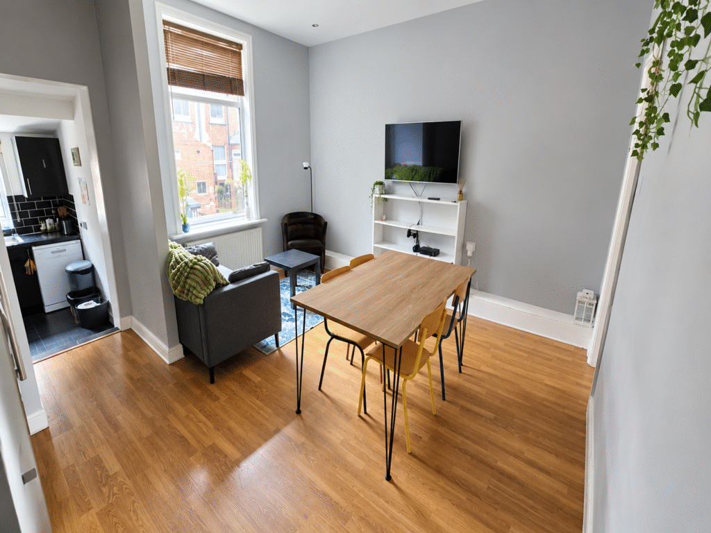 6 bed Mid Terraced House for rent in Leeds. From sbliving - Leeds