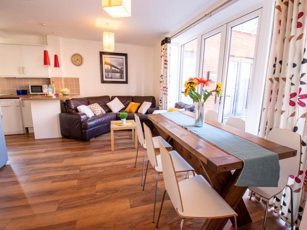 6 bed Detached for rent in Gillingham. From Student Places Ltd - Canterbury 6 bed Detached for rent in Gillingham. From Student Places Ltd - Canterbury