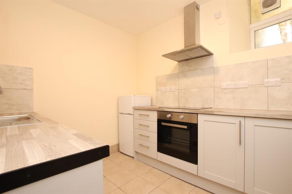 2 bed 1st Floor Flat for rent in Bath. From Aspire to Move