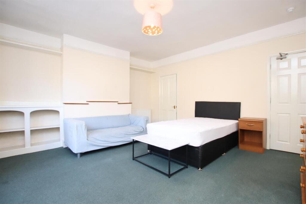 4 bed 1st Floor Flat for rent in Bath. From Aspire to Move
