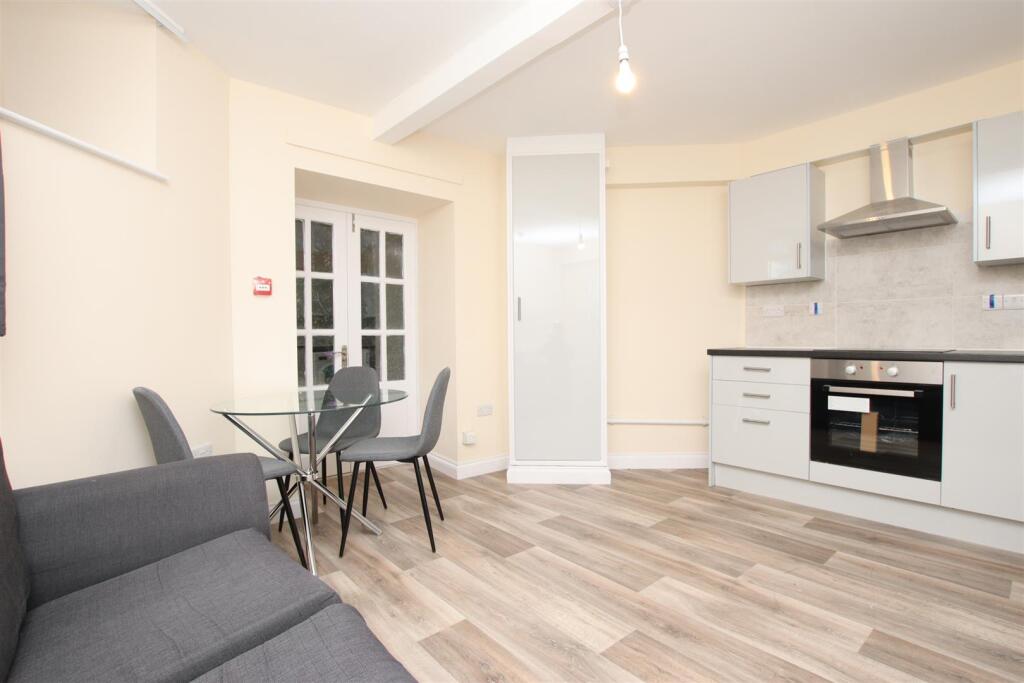 3 bed 1st Floor Flat for rent in Bath. From Aspire to Move