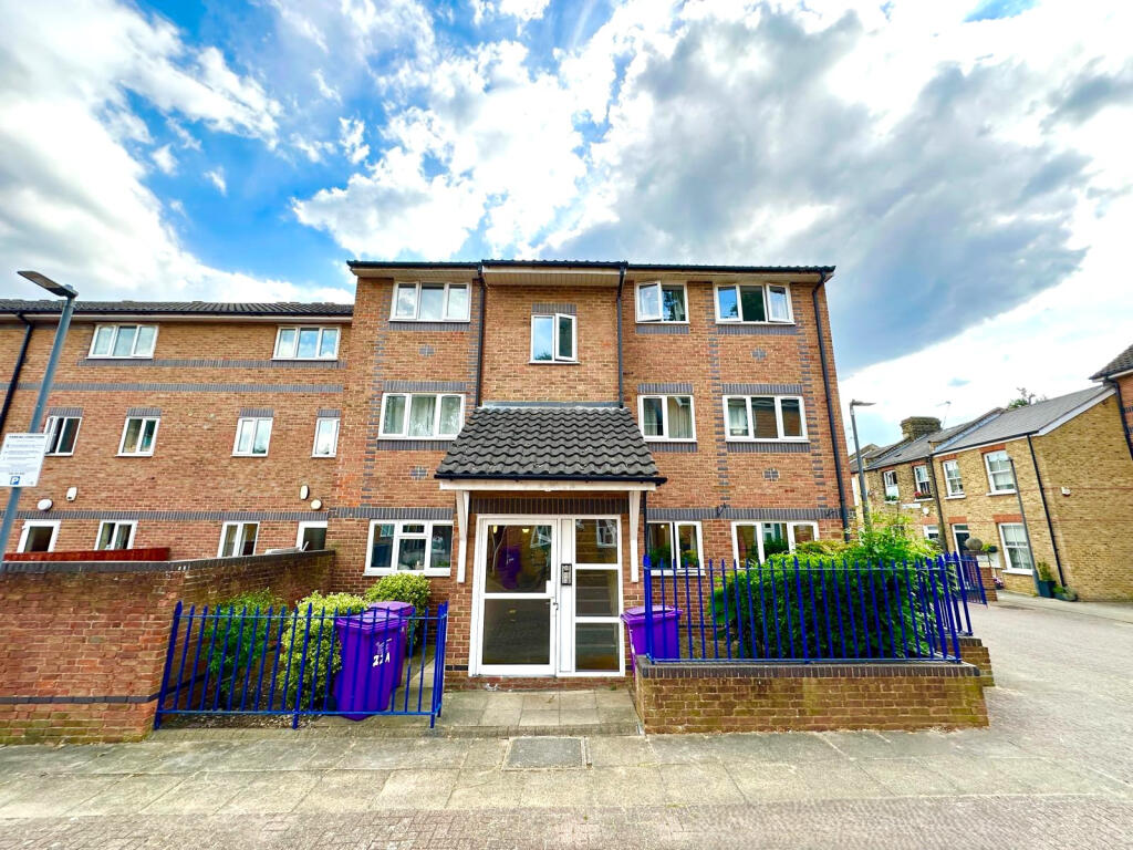 3 bed Mid Terraced House for rent in London. From Residential Links - London