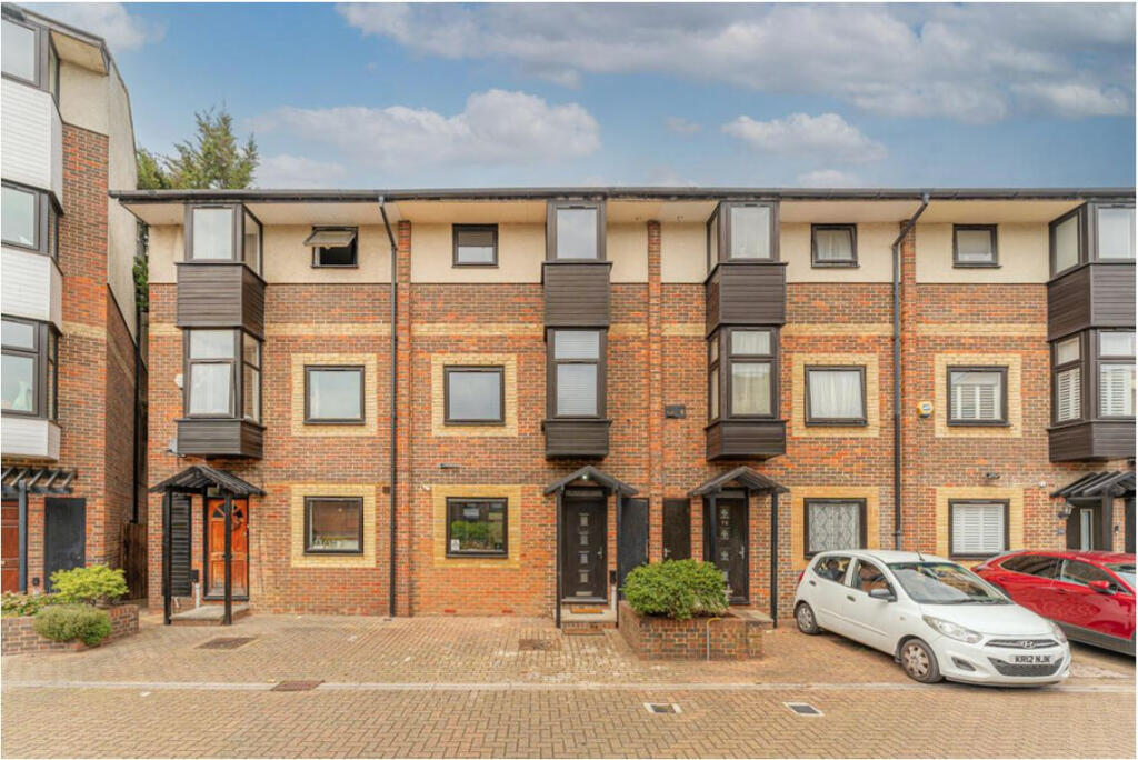 5 bed Mid Terraced House for rent in Poplar. From Residential Links - London 5 bed Mid Terraced House for rent in Poplar. From Residential Links - London