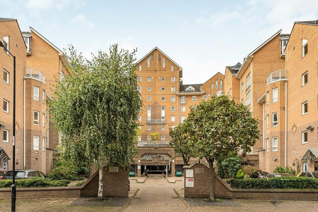 5 bed Mid Terraced House for rent in Poplar. From Residential Links - London 5 bed Mid Terraced House for rent in Poplar. From Residential Links - London