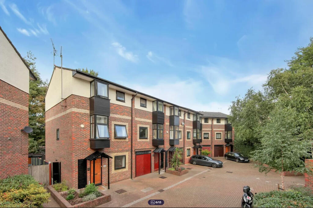 5 bed Mid Terraced House for rent in Poplar. From Residential Links - London 5 bed Mid Terraced House for rent in Poplar. From Residential Links - London