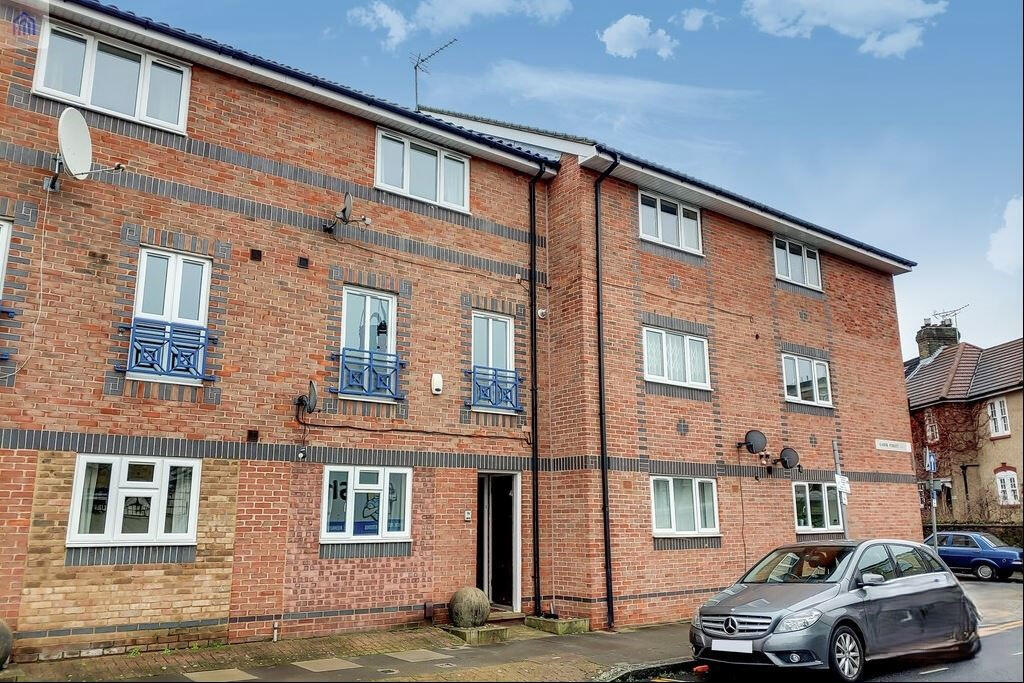 5 bed Mid Terraced House for rent in Poplar. From Residential Links - London