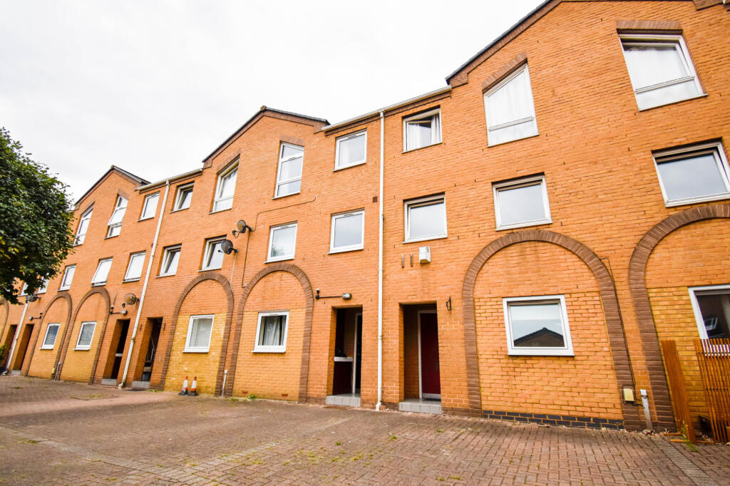 5 bed Mid Terraced House for rent in Poplar. From Residential Links - London 5 bed Mid Terraced House for rent in Poplar. From Residential Links - London