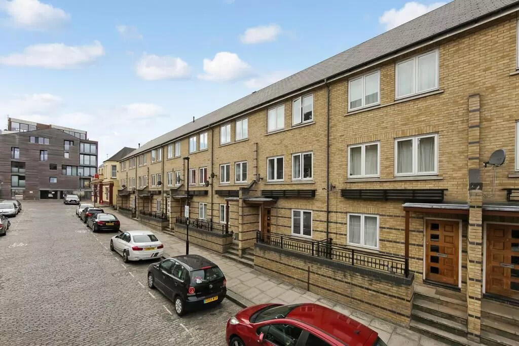 5 bed Mid Terraced House for rent in Poplar. From Residential Links - London