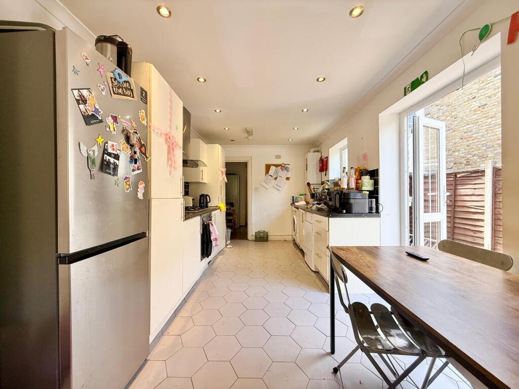 5 bed Mid Terraced House for rent in Bow. From Residential Links - London