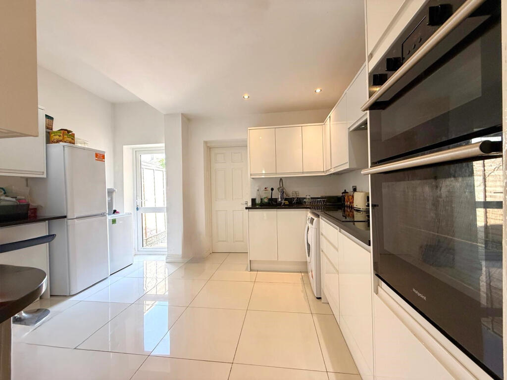 5 bed Mid Terraced House for rent in Lewisham. From Residential Links - London 5 bed Mid Terraced House for rent in Lewisham. From Residential Links - London