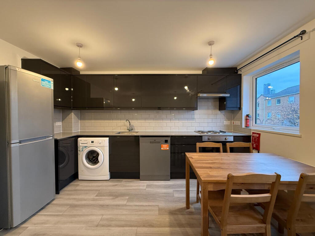 5 bed Mid Terraced House for rent in Poplar. From Residential Links - London 5 bed Mid Terraced House for rent in Poplar. From Residential Links - London