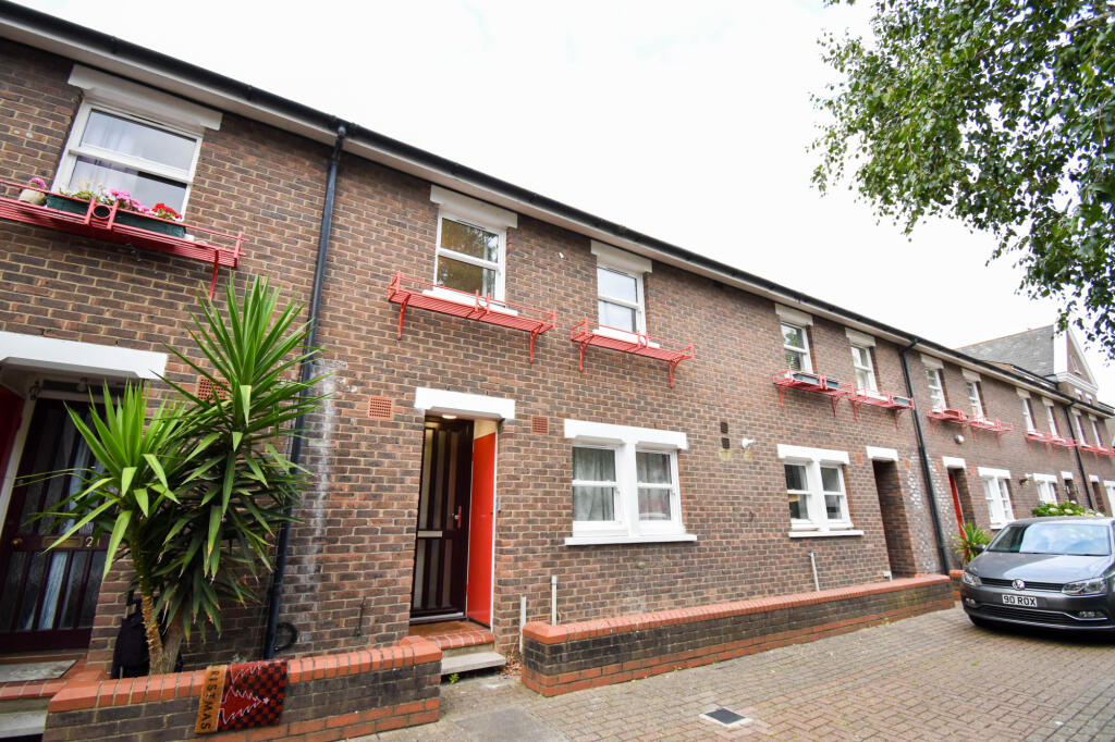 5 bed Mid Terraced House for rent in Poplar. From Residential Links - London