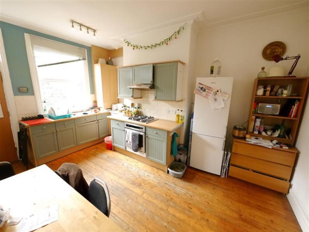 4 bed Mid Terraced House for rent in Leeds. From Cityred Properties - Leeds