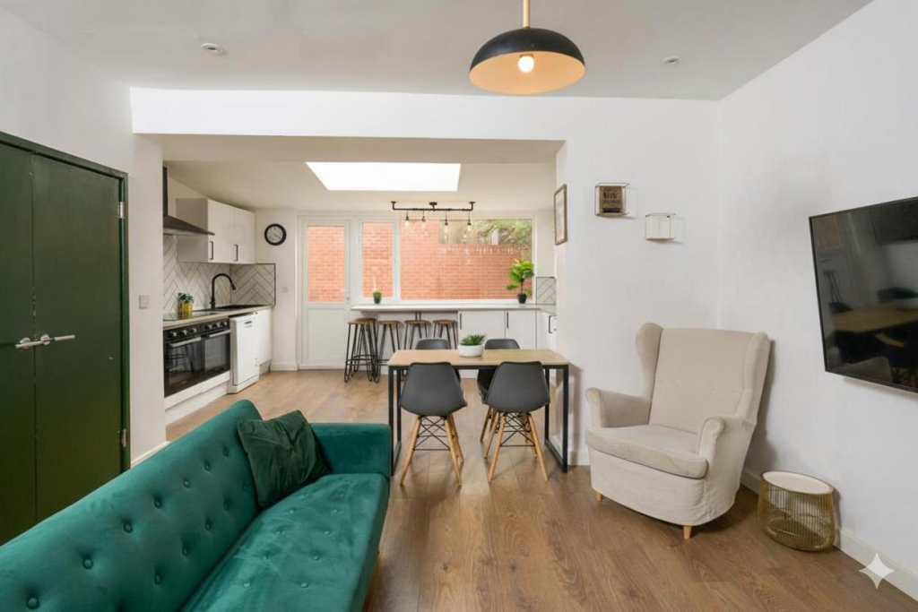 6 bed Mid Terraced House for rent in Bristol. From Front Door Lettings Ltd - Bristol