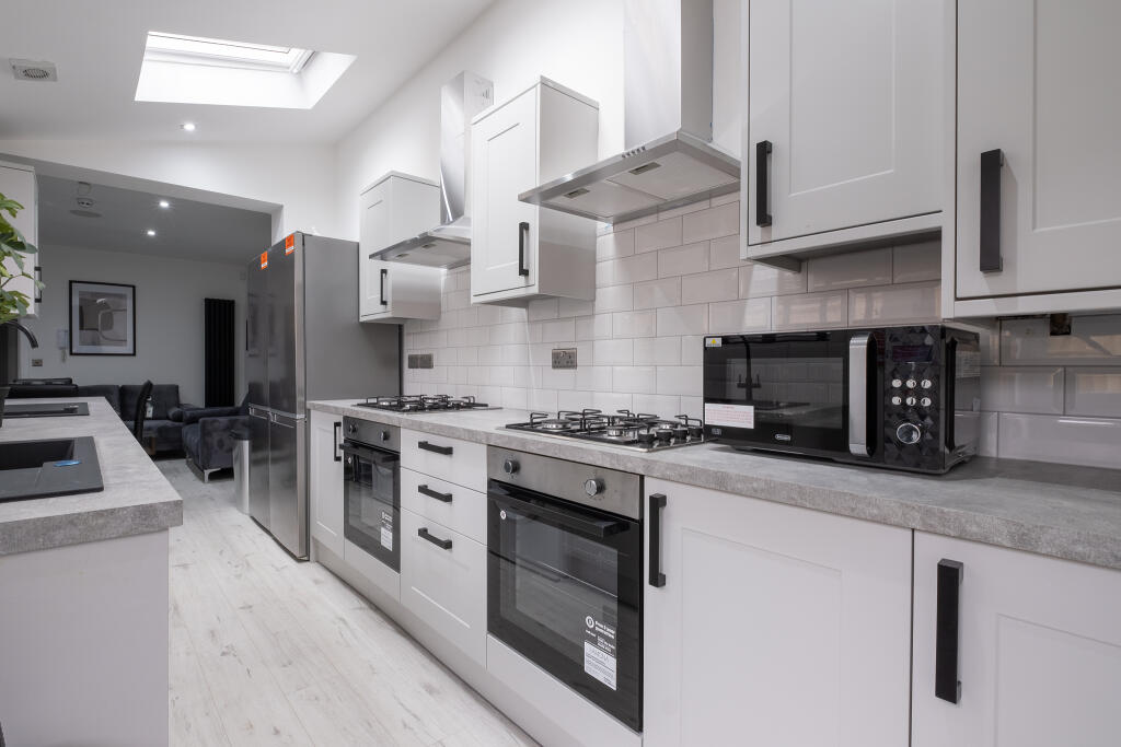 6 bed Mid Terraced House for rent in Riseholme. From Bric Living - Lincoln