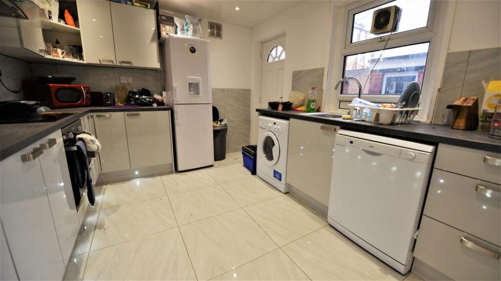 6 bed Detached for rent in Leeds. From DEU Estates - Leeds