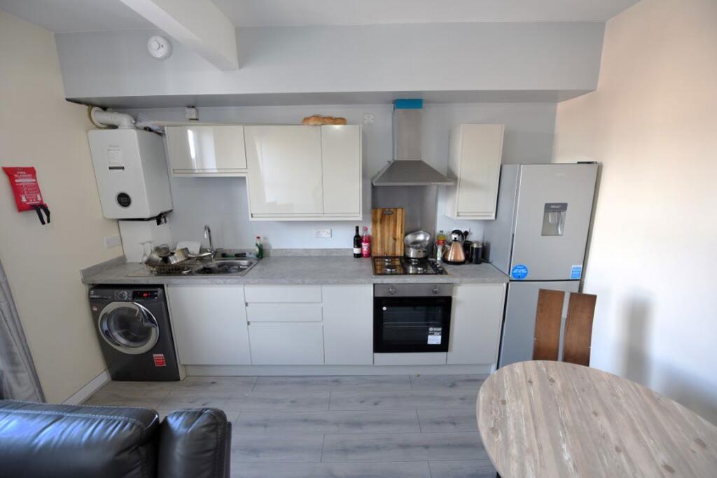 6 bed Detached for rent in Leeds. From DEU Estates - Leeds