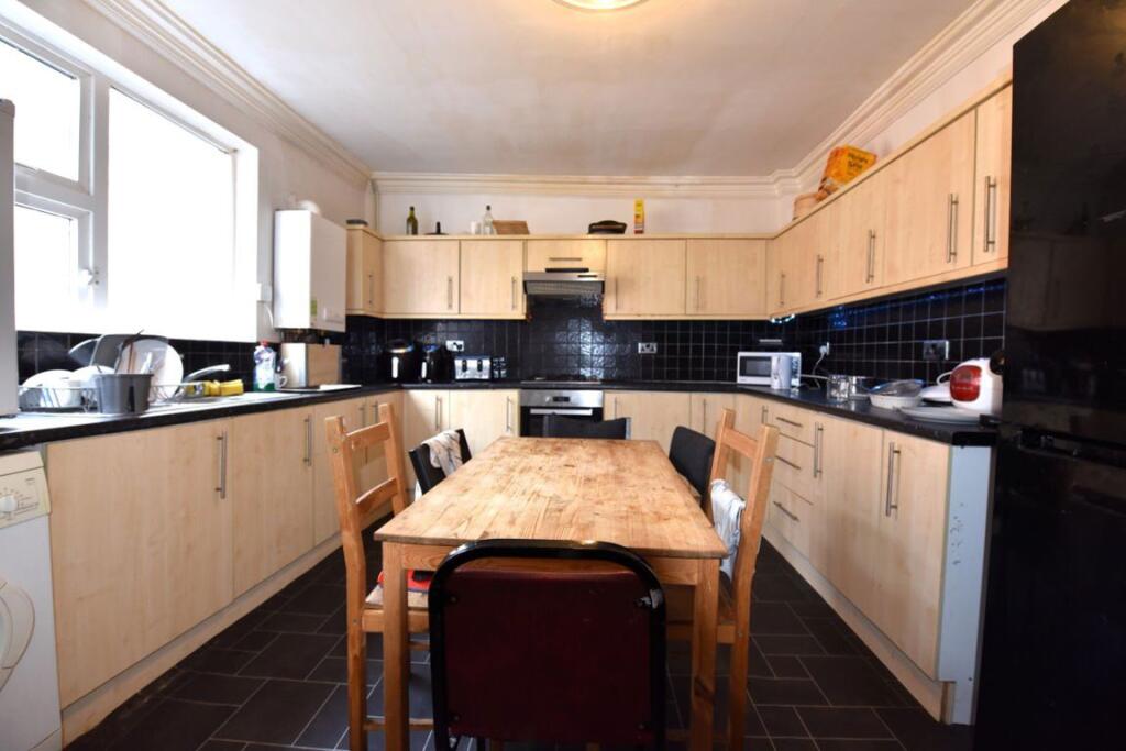 6 bed Detached for rent in Leeds. From DEU Estates - Leeds