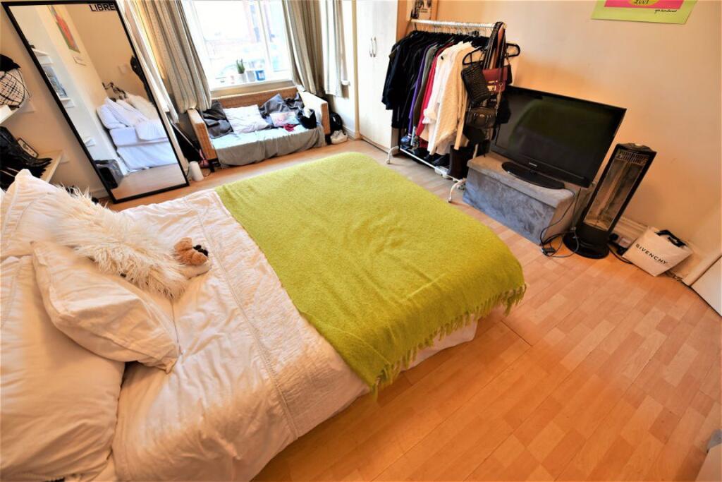 7 bed Detached for rent in Leeds. From DEU Estates - Leeds