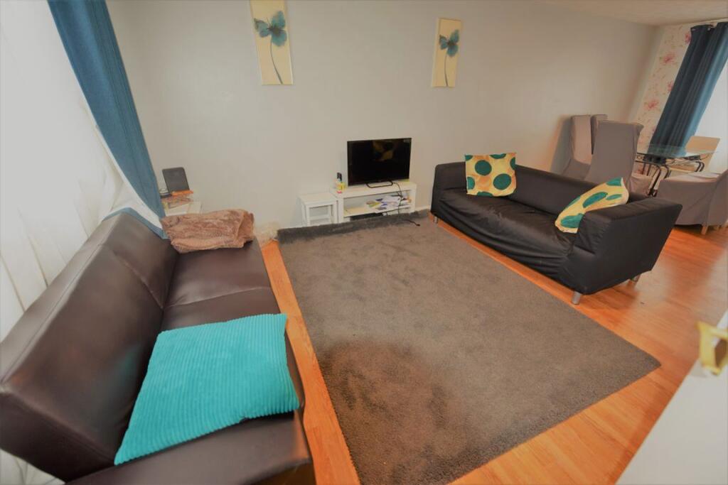 5 bed Detached for rent in Horsforth. From DEU Estates - Leeds