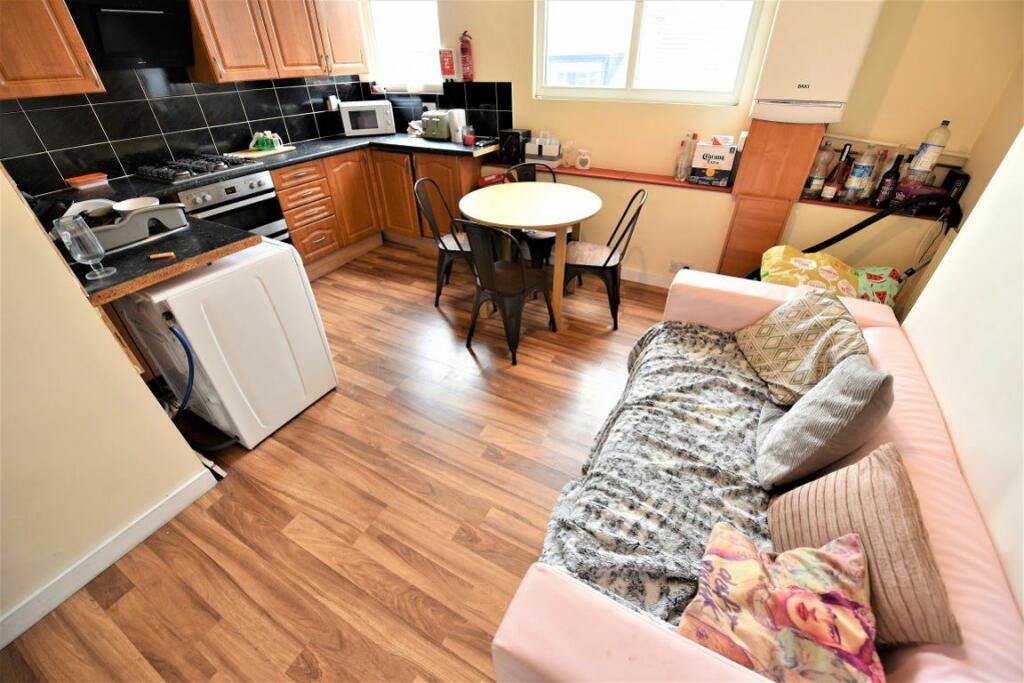 3 bed 1st Floor Flat for rent in Leeds. From DEU Estates - Leeds
