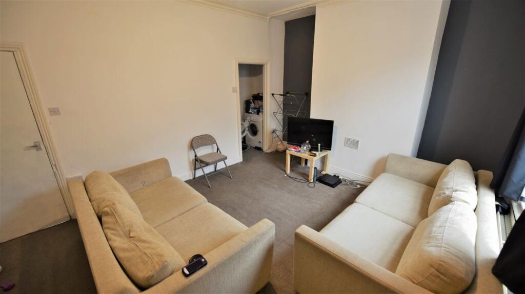 5 bed Detached for rent in Leeds. From DEU Estates - Leeds