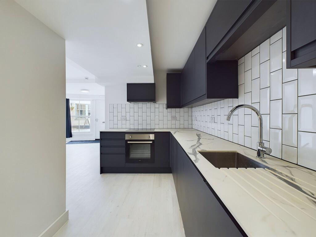 4 bed 1st Floor Flat for rent in Bristol. From Lets Rent Bristol - Bristol