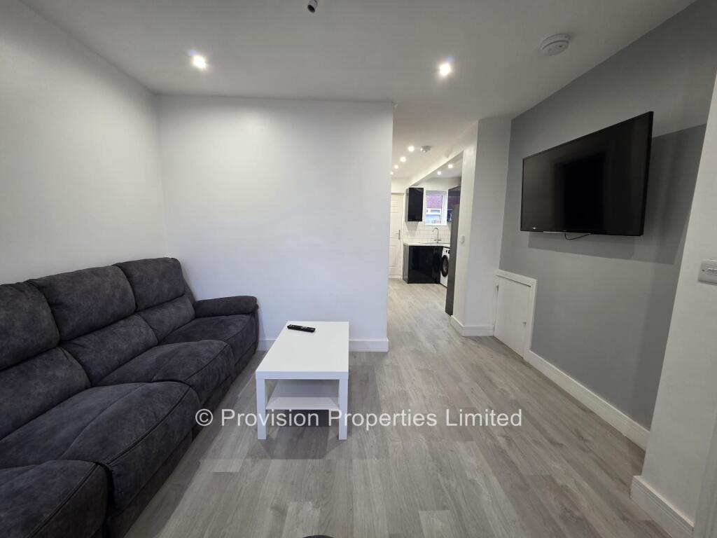 3 bed Mid Terraced House for rent in Leeds. From Provision Properties - Leeds