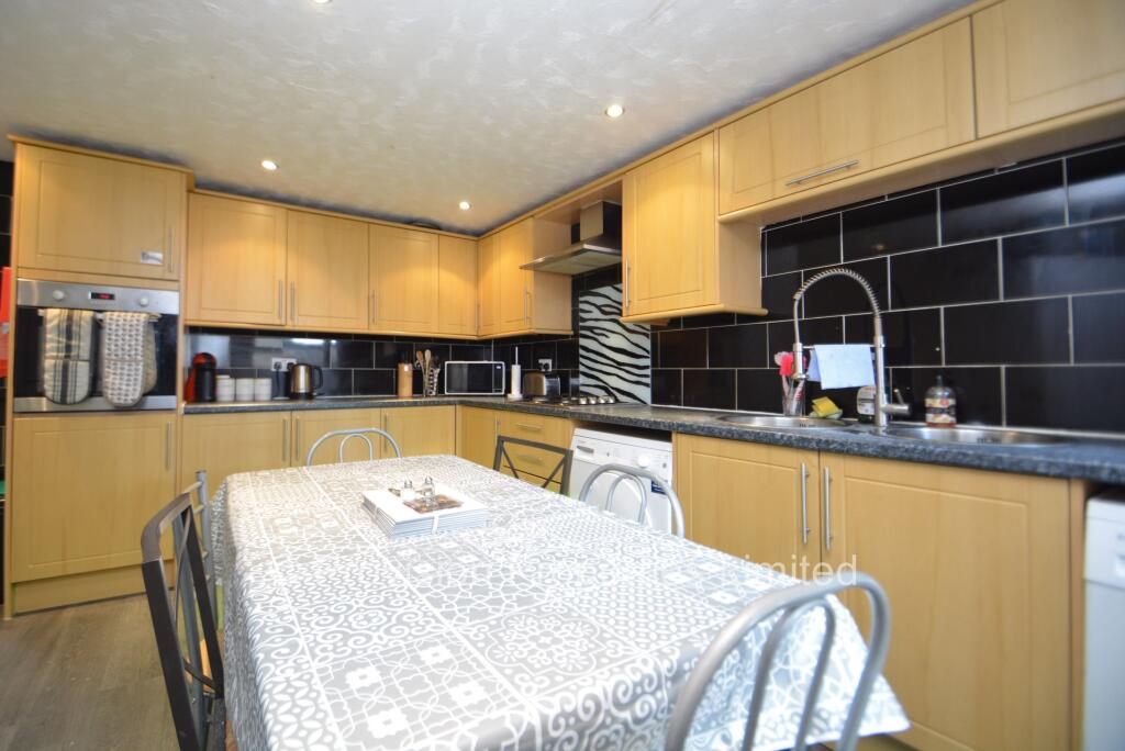 6 bed Mid Terraced House for rent in Leeds. From Provision Properties - Leeds