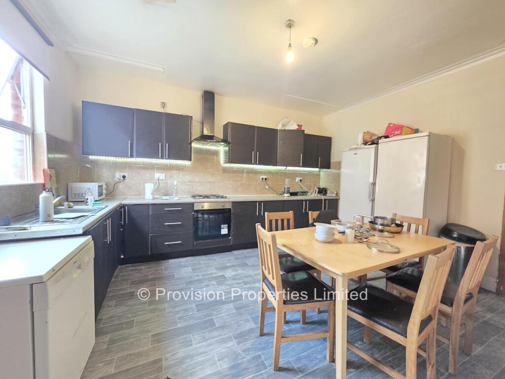 5 bed Mid Terraced House for rent in Leeds. From Provision Properties - Leeds