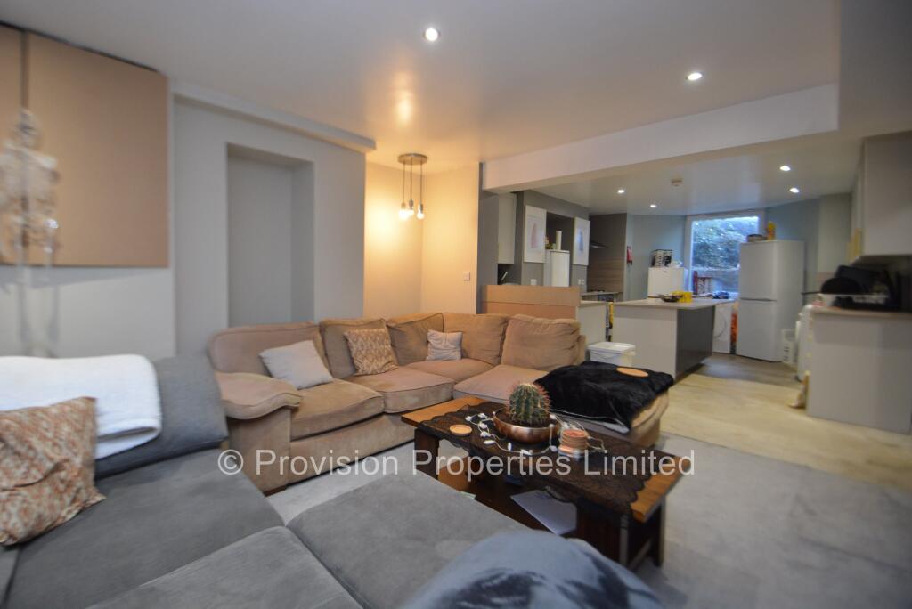 6 bed Mid Terraced House for rent in Leeds. From Provision Properties - Leeds