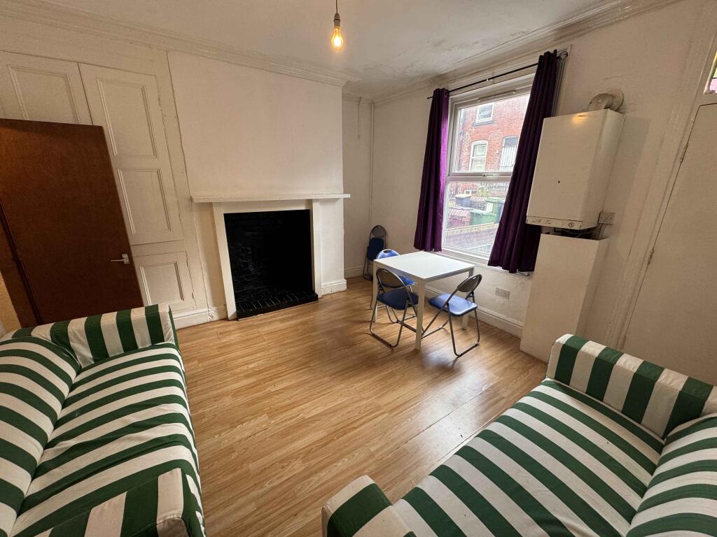 6 bed Mid Terraced House for rent in Leeds. From Provision Properties - Leeds