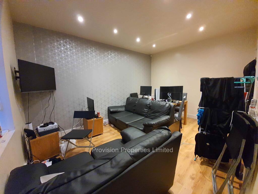 5 bed Mid Terraced House for rent in Leeds. From Provision Properties - Leeds