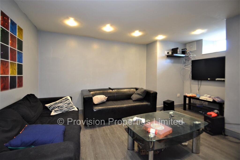 8 bed Mid Terraced House for rent in Leeds. From Provision Properties - Leeds