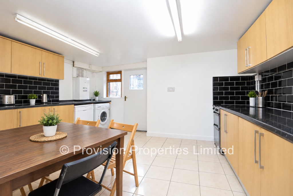 6 bed Mid Terraced House for rent in Leeds. From Provision Properties - Leeds