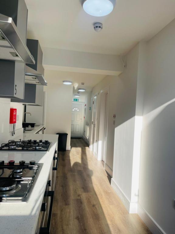 5 bed Semi-Detached House for rent in Hayes. From Royal Deluxe Properties