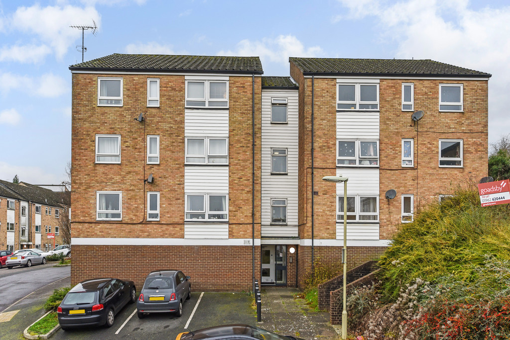 3 bed Apartment for rent in Winchester. From Martin & Co - Winchester